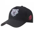 Klassische schwarze Baumwoll-Baseballkappe mit weißem Tigerstickerei und Krallenspuren - Rotes Auge Schwarzer Tiger + Seitenkralle