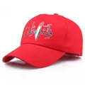 Rote Baseballkappe aus Baumwolle mit Palästina-Karte und arabischer Bestickung - Einheitsgröße / Rot