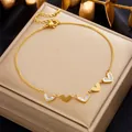 Detalle de tobillera de corazones dorados con nácar y cierre de mosquetón ajustable - Estilo de Corazón y Concha (B948)