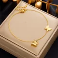 Detalle de tobillera de mariposa dorada con acabados pulidos y mate en la cadena fina - Estilo de Mariposa Espejo Mate (B950)