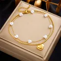Dettaglio cavigliera oro doppio strato con pendente a cuore e incisione Love su scatola - Stile Love con Cuore e Perla (B956)
