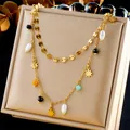 Détail d'un collier doré à double couche avec pendentif étoile, perles colorées et nacrées - Étoile Octogonale à Perles Bohème (N2767)