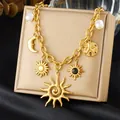 Detailaufnahme goldener Sonnen- und Mondanhänger mit weißen Perlen an einer Boho-Kette - Sonne Mond Seestern Perle Stil (N3316)