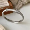 Brazalete rígido de plata de ley S925 cepillada con anillos deslizantes de diamantes - 13.5-15cm / Oro blanco