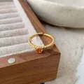 Bague réglable en argent S925 avec pierre orange et anneau doré à texture tressée - Ouvert réglable / Couleur Or Zirconium Orange