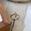 Bague dorée ondulée réglable avec un zircon violet rond serti clos pour femme - Ouvert réglable / Or-Zirconium Violet