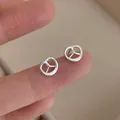 Σκουλαρίκια pretzel από ασήμι S925, φωτογραφημένα στο δάχτυλο για σύγκριση μεγέθους - Πρέτσελ