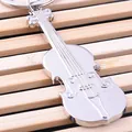 Portachiavi violino chitarra in metallo argento lucido su sfondo in legno rustico - Violino