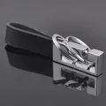 Portachiavi auto in pelle nera premium con anelli in metallo su sfondo riflettente - Pelle Nera Metallo Argento