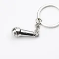 Detail eines kreativen Mikrofon-Schlüsselanhängers aus Metall mit Netzstruktur und Ring - Kleines Mikrofon (GX-153) / Silber
