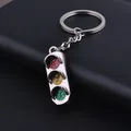 Portachiavi semaforo in metallo lucido con glitter colorati su sfondo in pelle nera - Stile Semaforo