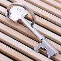 Apribottiglie creativo a forma di chiave d'argento con anello su tappetino di bambù - Forma Chiave (GX-122)