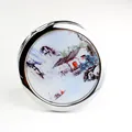 Détail du boîtier en métal argenté poli et de l'art paysager traditionnel sur le miroir - Peinture De Paysage Colorée