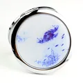 Vue détaillée du miroir de poche pliable avec peinture chinoise à l'encre de bateau - Bateau de Pêche Bleu Et Blanc