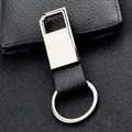Détail de la boucle en métal argenté et du cuir noir grainé pour ce porte-clés professionnel - Crochet en Cuir Noir Rectangulaire (GX-172)