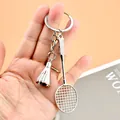Silberner Badminton-Schläger und Federball Schlüsselanhänger als Sportgeschenk - Schläger und Federball (A-003) / Silber