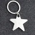 Portachiavi a stella in metallo argento lucido con anello piatto su sfondo scuro - Stella a Cinque Punte (GX-343) / Argento Lucido
