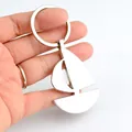 Portachiavi a barca a vela in metallo lucido con un ciondolo dal design geometrico minimal - Argento