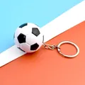 Klassischer Fußball Schlüsselanhänger mit schwarz-weißen Feldern und Metallring - Fußball