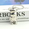 Detailansicht silberner Bären-Schlüsselanhänger mit Fliege und Metallring - Silber (A-020)
