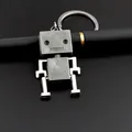 Vintage Industrie-Metallroboter-Schlüsselanhänger mit beweglichen Teilen auf schwarzem Grund - Gunmetal