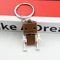 Nahaufnahme des Retro-Roboter-Schlüsselanhängers aus Metall in Bronze und Silber - Kupfer