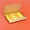 Schlankes goldenes Visitenkartenetui aus Aluminium mit matter Oberfläche in Seitenansicht - Orange