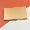 Dünner Visitenkartenhalter aus mattem Goldaluminium mit flachem Klappverschluss-Design - Gold