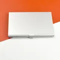 Makro-Detail der schlanken silbernen Visitenkartenbox aus Aluminium mit Bodenkerbe - Silber