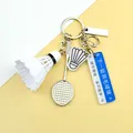 Portachiavi badminton con mini racchetta in metallo e ciondoli in acrilico stile segnale - Volano Bianco e Racchetta Grande in Lega Con Etichetta Lunga