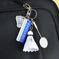 Portachiavi da badminton blu con racchetta su borsa sportiva nera in tessuto testurizzato - Volano Bianco e Racchetta Grande in Lega Stile Citazione