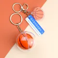 Detailansicht des Basketball-Schlüsselanhängers mit 3D-Ball und blauem Deko-Anhänger - Basketball mit Schild Vermisse dich