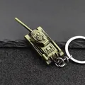 Llavero creativo de tanque metálico con acabado en bronce sobre fondo de piedra negra - Bronce