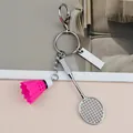 Portachiavi mini racchetta da badminton con volano rosa e piastrina in metallo - Racchetta da Badminton Con Volano Rosa Crepuscolo Chiusura a Moschettone E Targhetta Rettangolare
