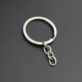 Hoogwaardige zilveren metalen ronde sleutelhanger met ringen op grijze achtergrond - 30mm met O-schakelketting / Nikkel