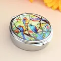 Boîte à pilules ronde argentée avec motif d'oiseaux colorés et finition polie - Pie