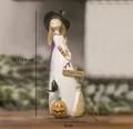 Nahaufnahme der 14cm Halloween-Hexe aus Harz mit Besen und Kürbis für die Tischdeko - Besen Kürbis Stil / Hexe Stil A