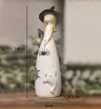 Detailansicht der 14cm Hexenfigur aus Harz mit Spinnen- und Geistermustern auf weißem Kleid - Spinne Geist Stil / Hexe Stil B