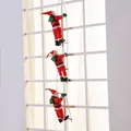 Tre figure di Babbo Natale su una scala di corda per decorazioni natalizie festive alle finestre - Scala per tre persone / 25cm