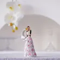 Figura de pareja en resina con vestido de rosas en relieve para decoración boda - Abrazo