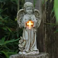 Primer plano de estatua de ángel solar de resina con cruz luminosa para el jardín - Ángel Rezando Solar