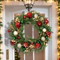 Üppiger Weihnachtskranz mit roten und goldenen Ornamenten an einer weißen Haustür - Roter Weihnachtskugelkranz / 50cm