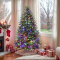Dettaglio dell'albero di Natale in PE con luci LED colorate e base in finta pelliccia bianca - Piccolo (Con Luci)