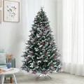 Detalle de un árbol de Navidad nevado con bayas rojas y agujas de PVC de calidad - Tamaño Pequeño (Sin Luces)