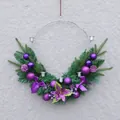 Weihnachtskranz mit lila Ornamenten und Tannennadeln auf silbernem Kerzenhalterring - Ohne Licht / Lila