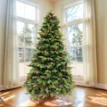 Vista detallada de agujas de pino verde densas y bayas rojas en un árbol de Navidad - Pequeño