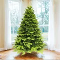 Detail eines PVC Weihnachtsbaums mit zweischichtigen Nadeln und stabilem Metallständer - Kleiner Stil
