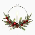 Weihnachtskranz mit Zapfen, roten Beeren und warmer LED-Kerze auf schwarzem Eisenring - Typ C Mit Licht / Rot