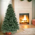 Detailaufname dichter dunkelgrüner PVC-Nadeln an einem künstlichen Weihnachtsbaum - 150cm