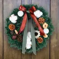 Weihnachtskranz mit Zapfen Baumwolle und Merry Christmas Band auf Holzuntergrund - Tannenzapfen-baumwollkranz